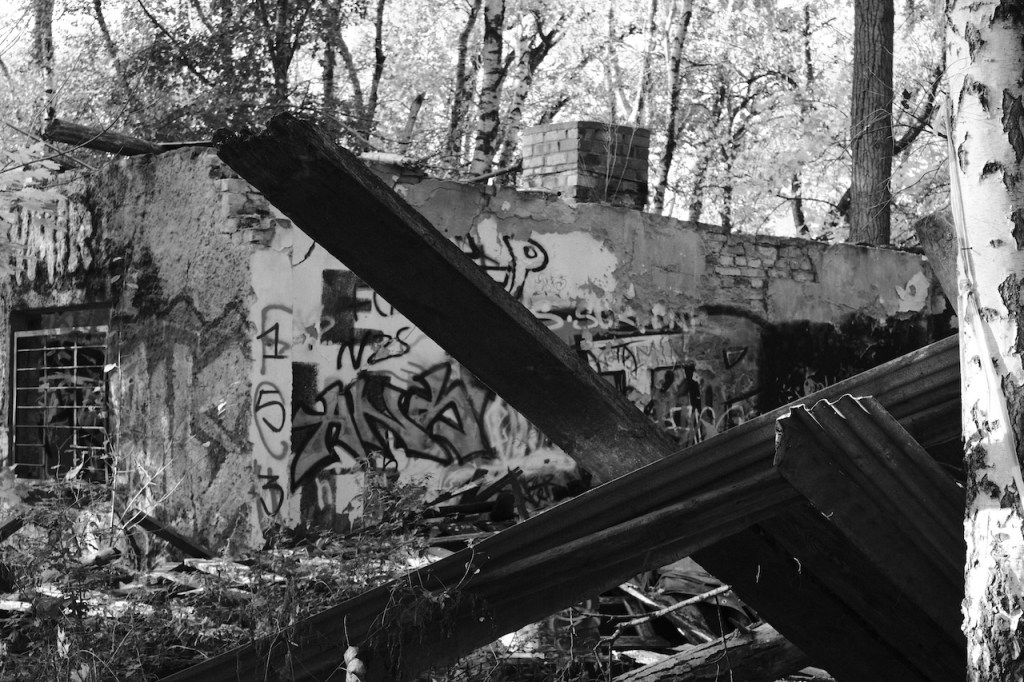 Kleines Haus in Schwarz-Weiß